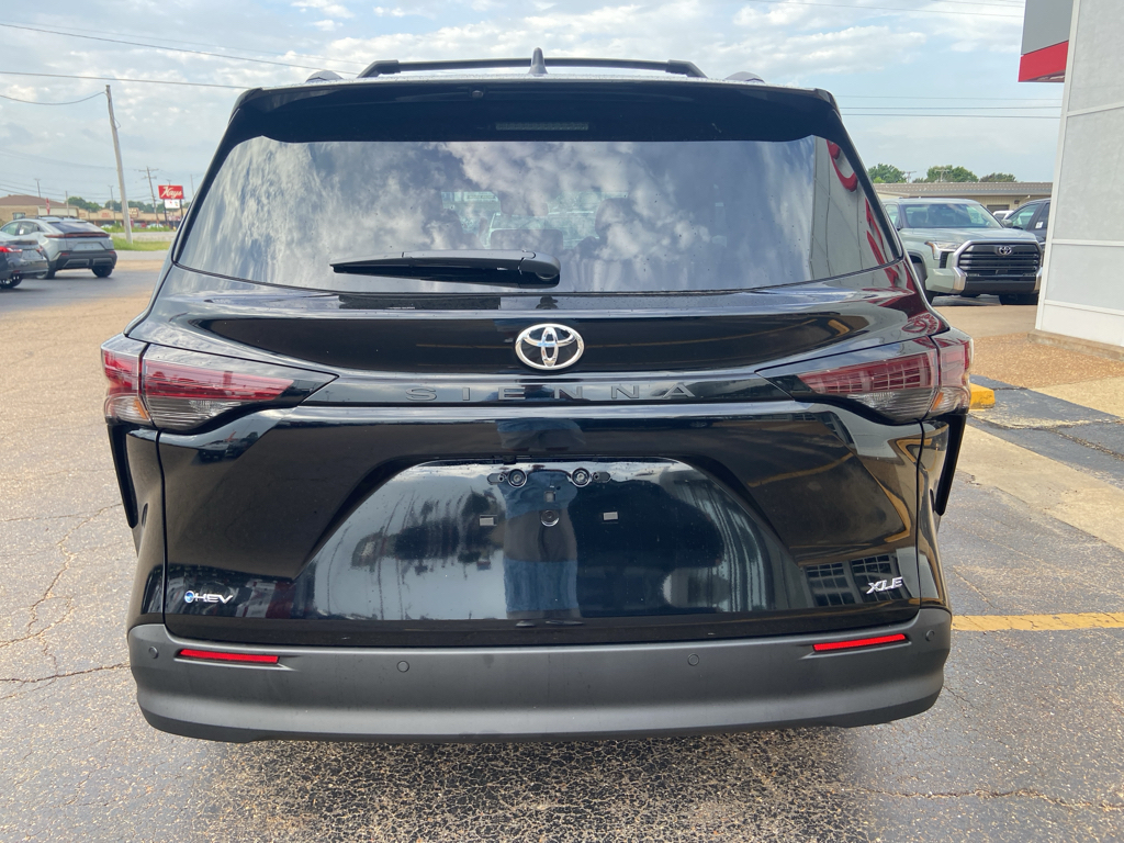 2026 Toyota Sienna XLE photo 4