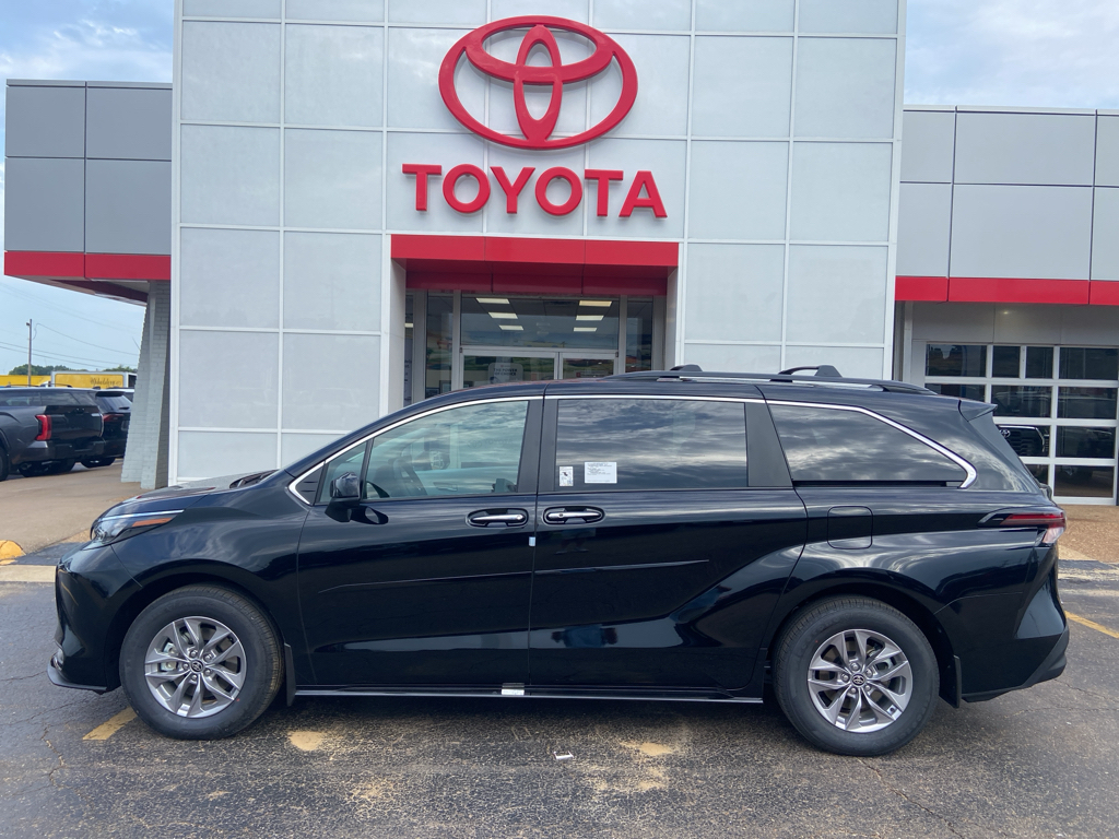 2026 Toyota Sienna XLE photo 2