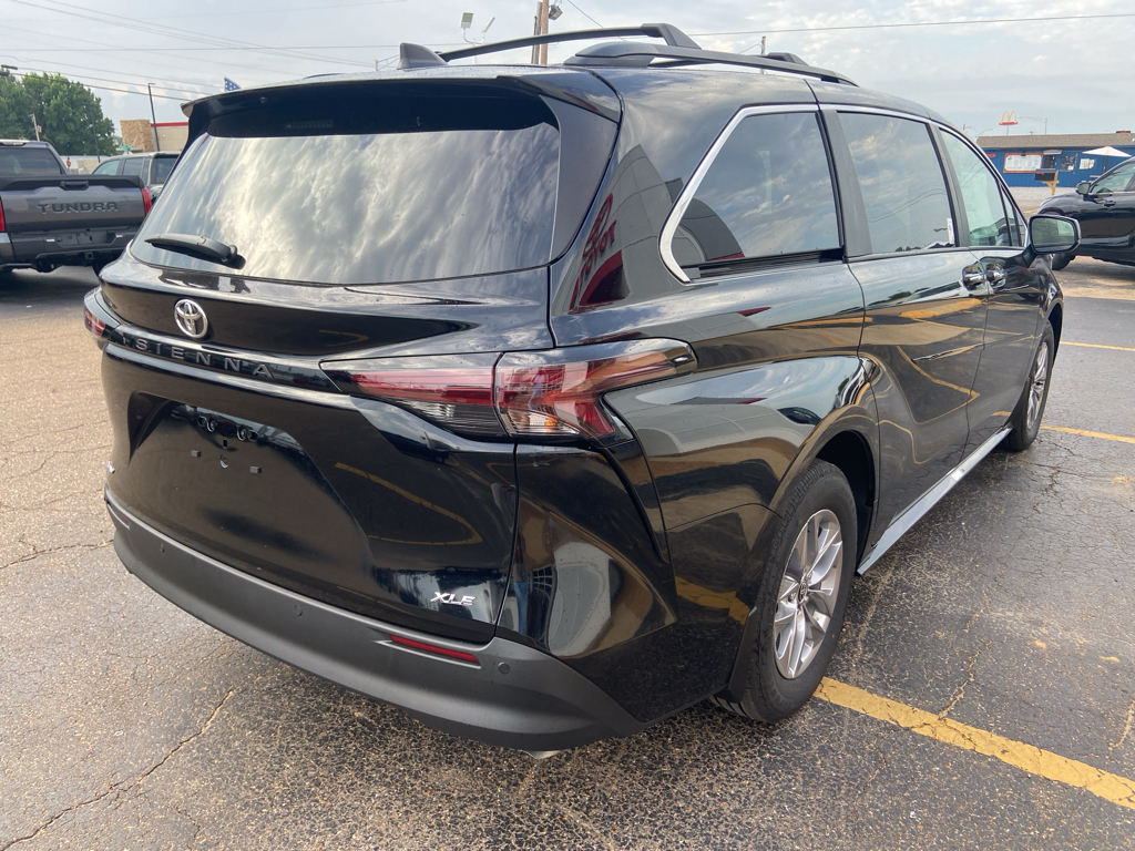 2026 Toyota Sienna XLE photo 5