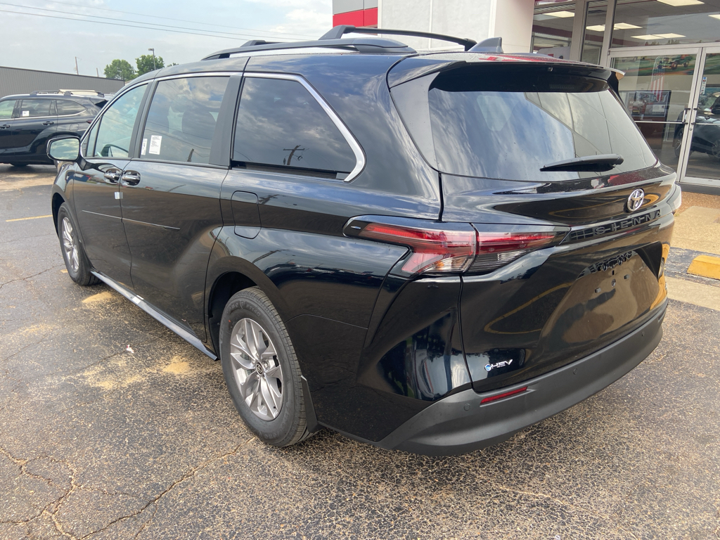 2026 Toyota Sienna XLE photo 3