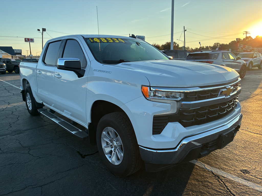 2025 Chevrolet Silverado LT photo 3