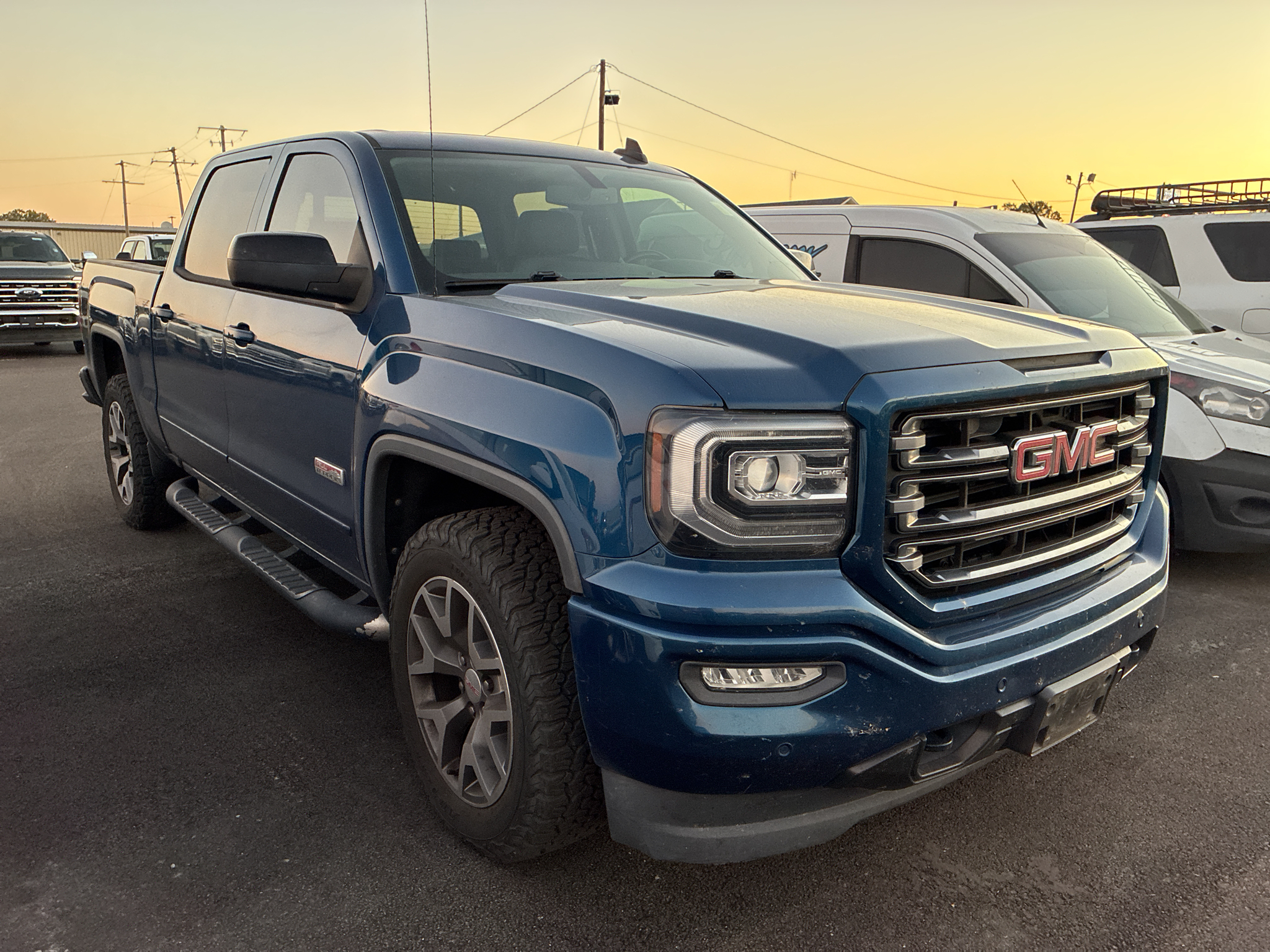 2017 GMC Sierra SLT photo 2