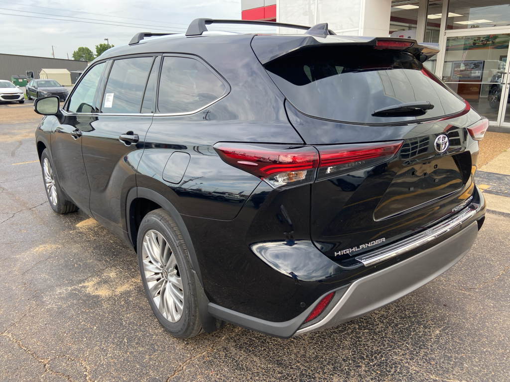 2026 Toyota Highlander Platinum photo 3