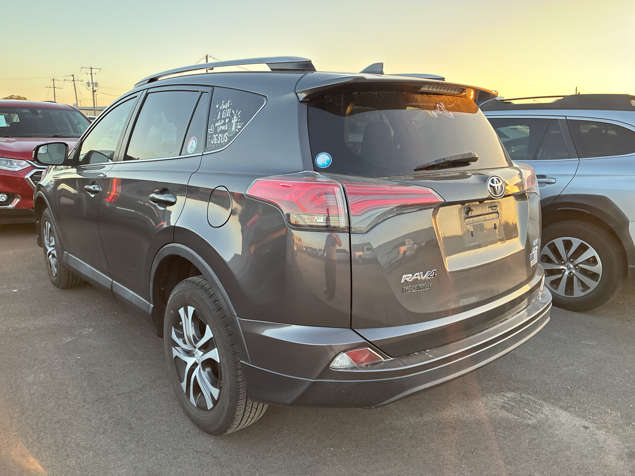 2017 Toyota RAV4 LE photo 4