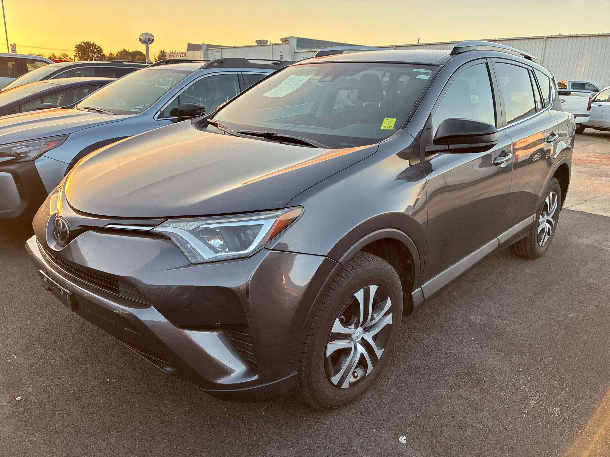 2017 Toyota RAV4 LE photo 1