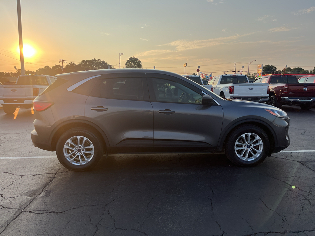 2022 Ford Escape SE photo 4