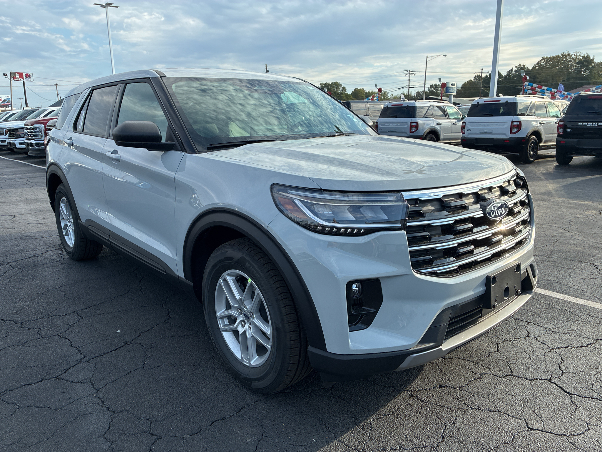 2027 Ford Explorer Active w/200A Pkg photo 3