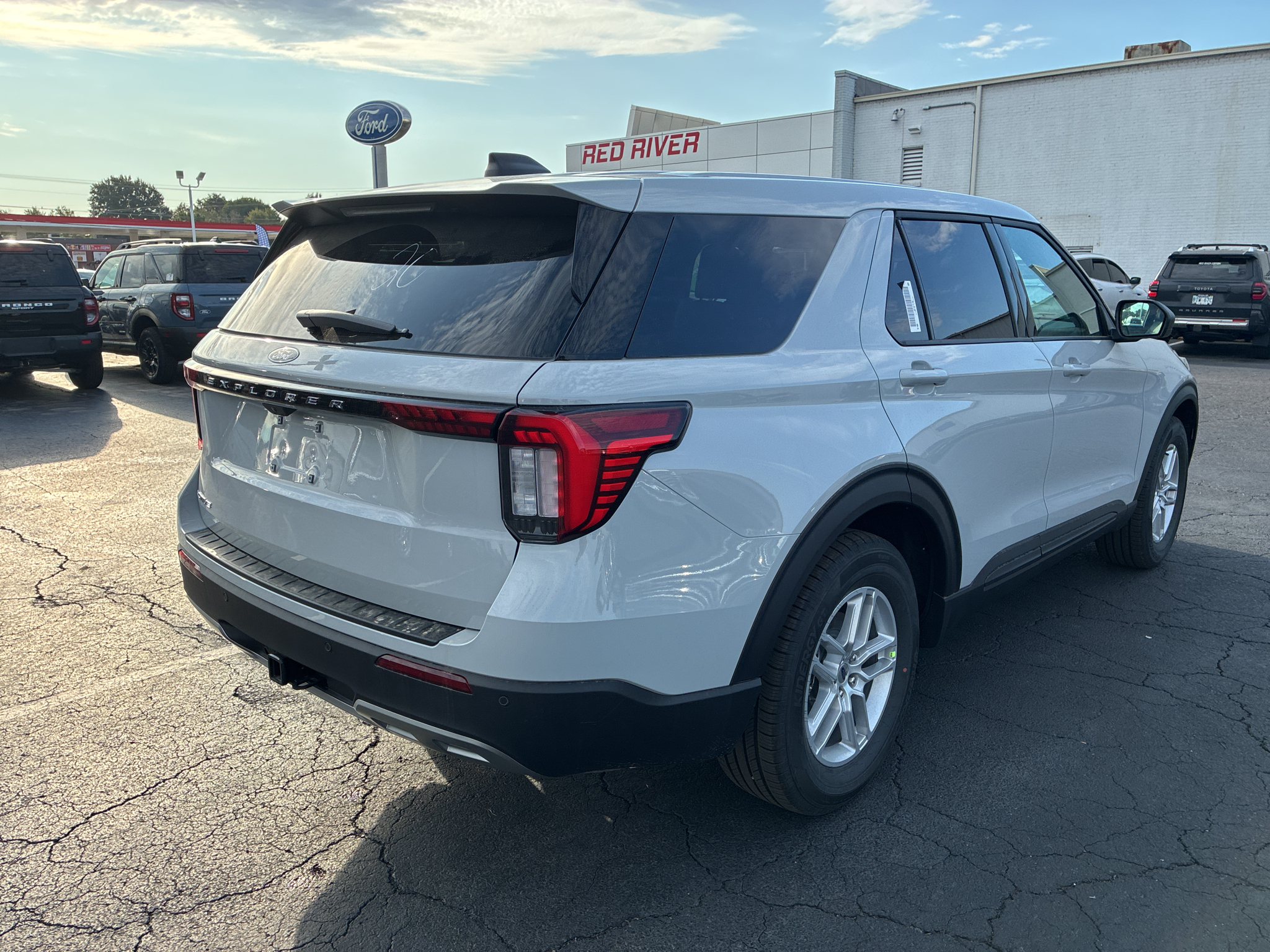 2027 Ford Explorer Active w/200A Pkg photo 5