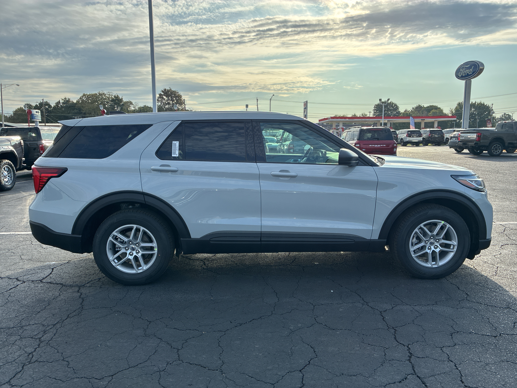 2027 Ford Explorer Active w/200A Pkg photo 4