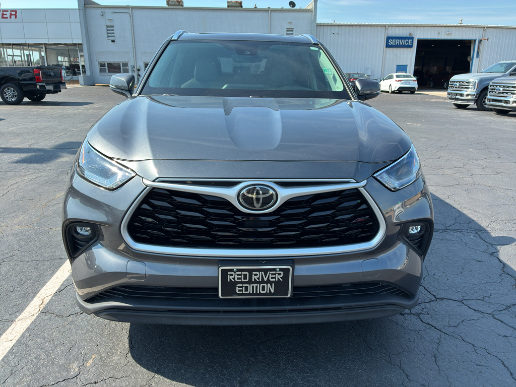 2021 Toyota Highlander XLE photo 2