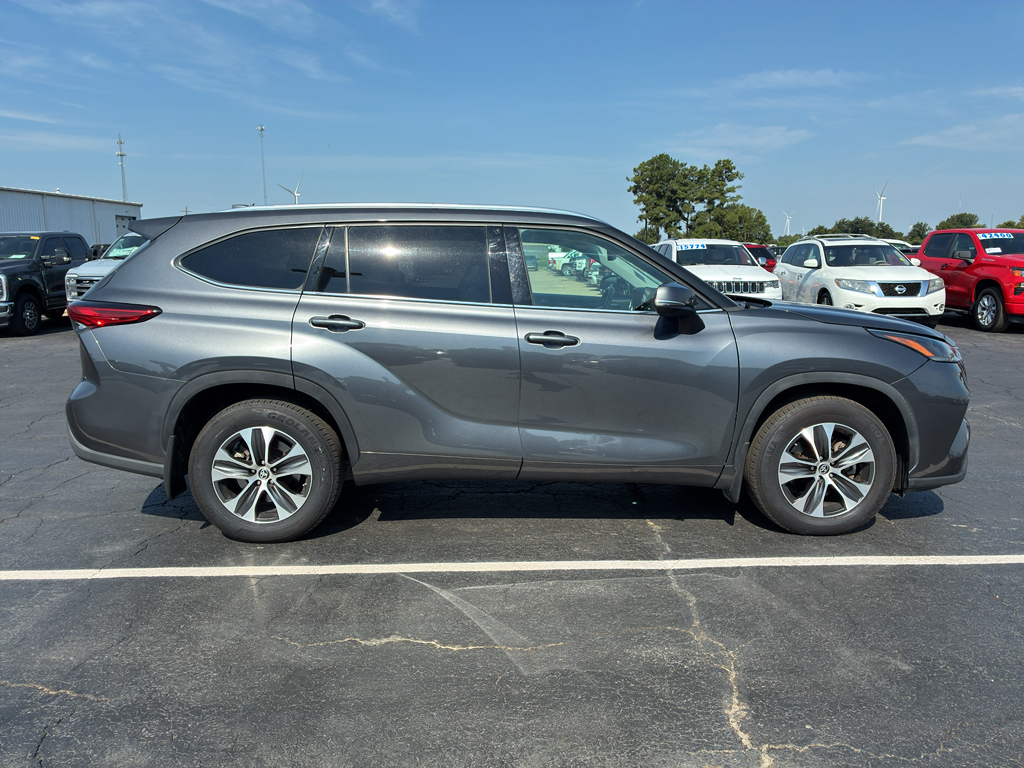 2021 Toyota Highlander XLE photo 4