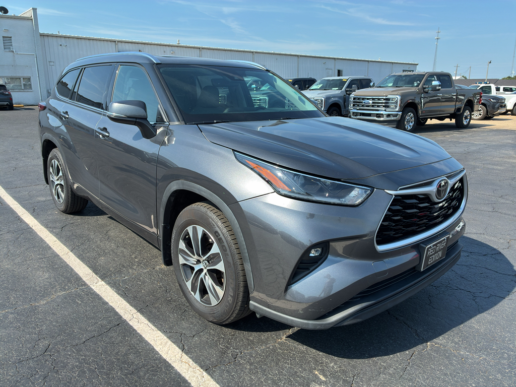 2021 Toyota Highlander XLE photo 3