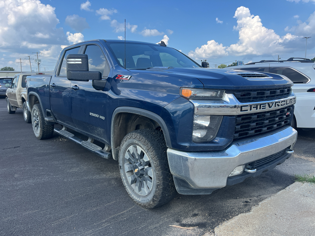 2022 Chevrolet Silverado LT photo 2