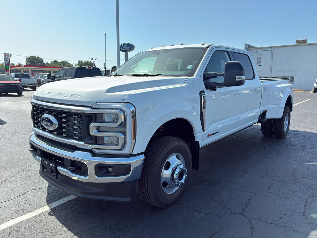 2026 Ford F-350 LARIAT photo 1