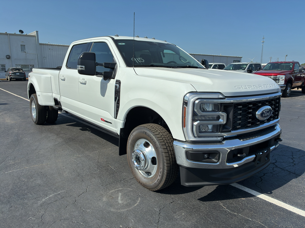 2026 Ford F-350 LARIAT photo 3