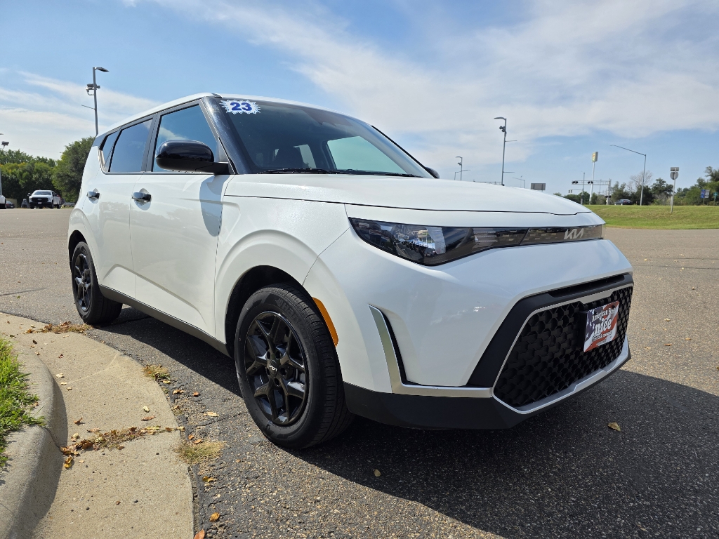 2023 Kia Soul LX - Snow White Pearl exterior view 3