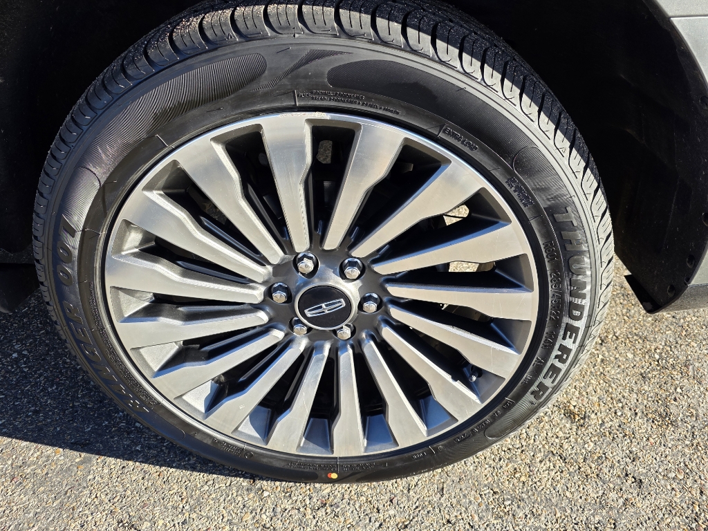 2019 Lincoln Navigator Reserve - Silver Jade Metallic exterior view 9