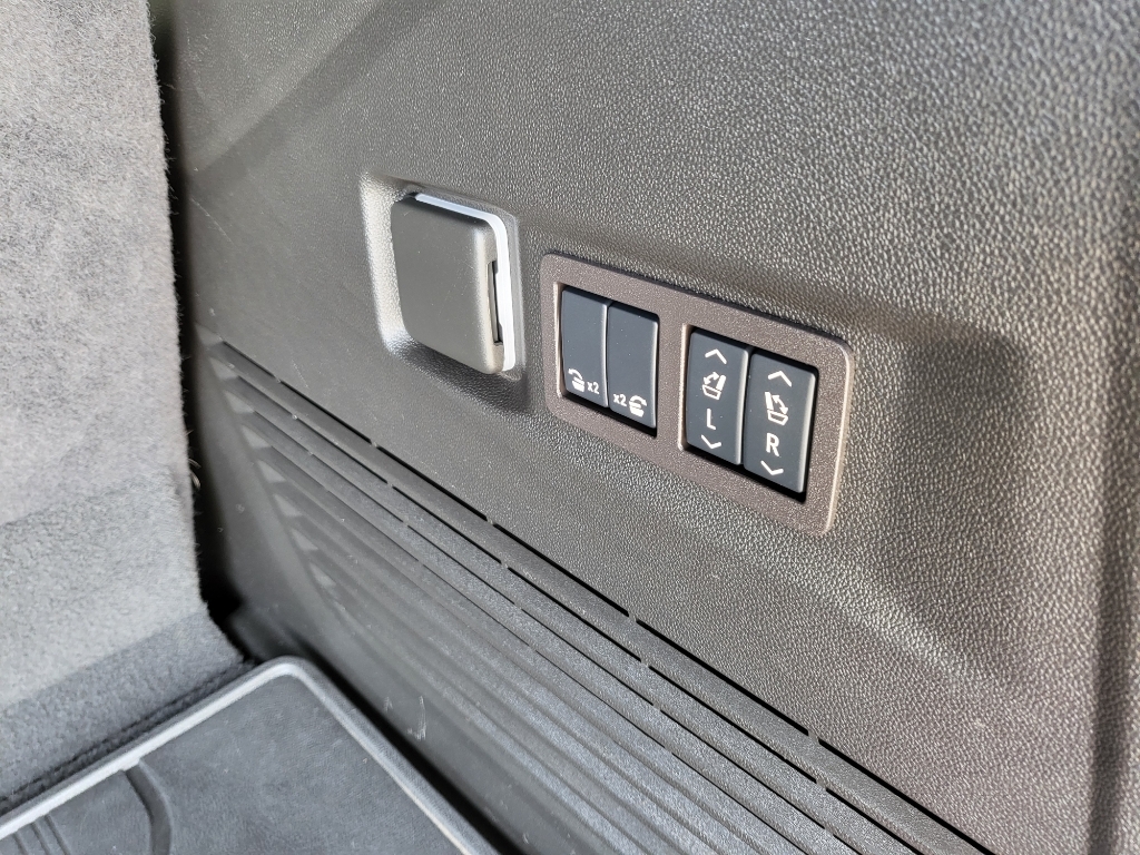 2024 Chevrolet Tahoe Z71 - BLACK exterior view 8