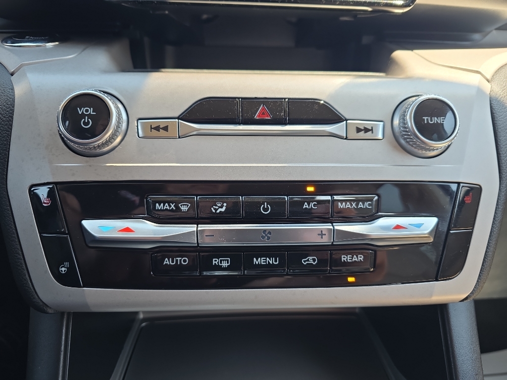 2023 Ford Explorer XLT - Oxford White exterior view 16