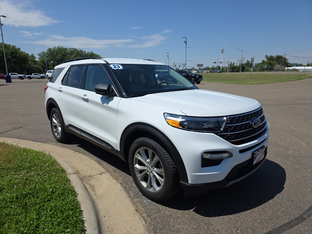 2023 Ford Explorer XLT - Oxford White exterior view 3
