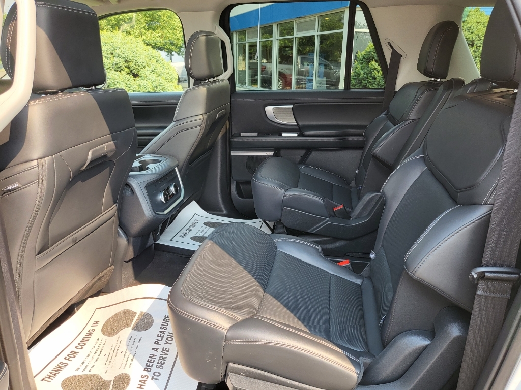 2025 Ford Expedition MAX Platinum - Oxford White exterior view 11