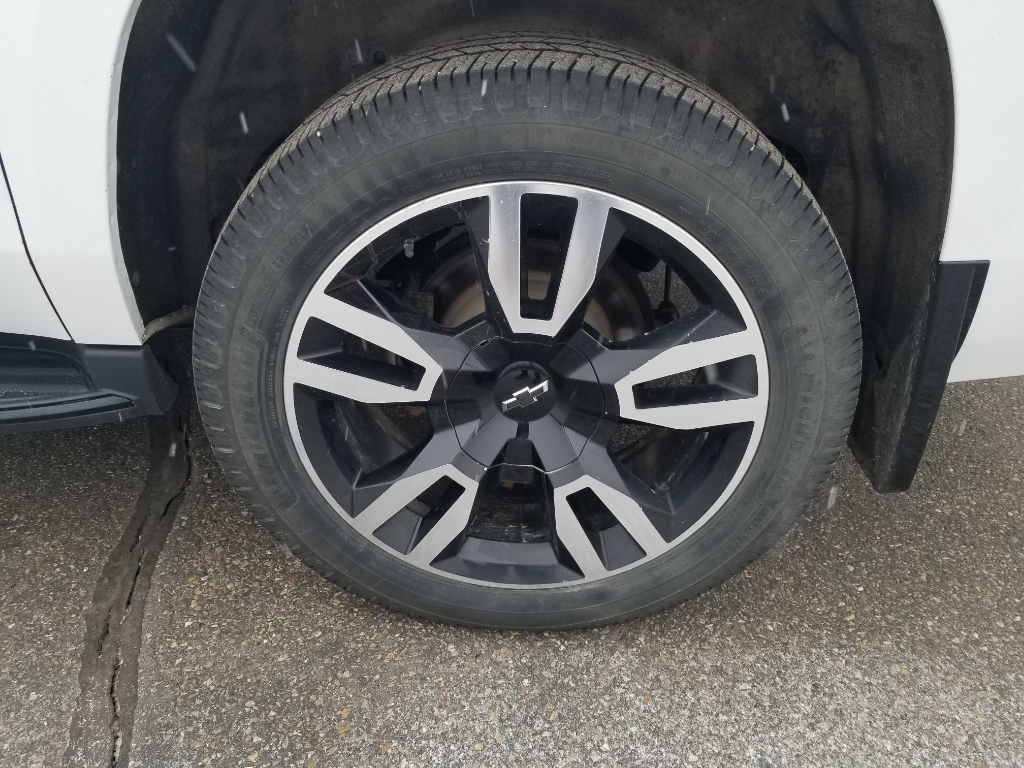 2019 Chevrolet Suburban 1500 - Summit White exterior view 8