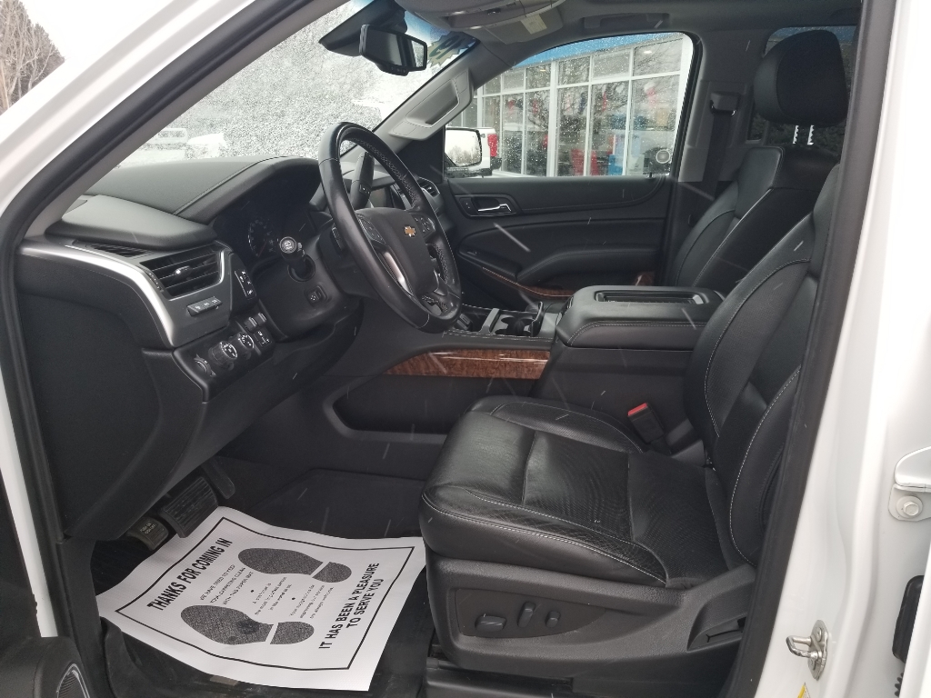 2019 Chevrolet Suburban 1500 - Summit White exterior view 9