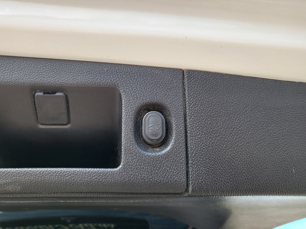 2019 Chevrolet Suburban 1500 - Summit White exterior view 7