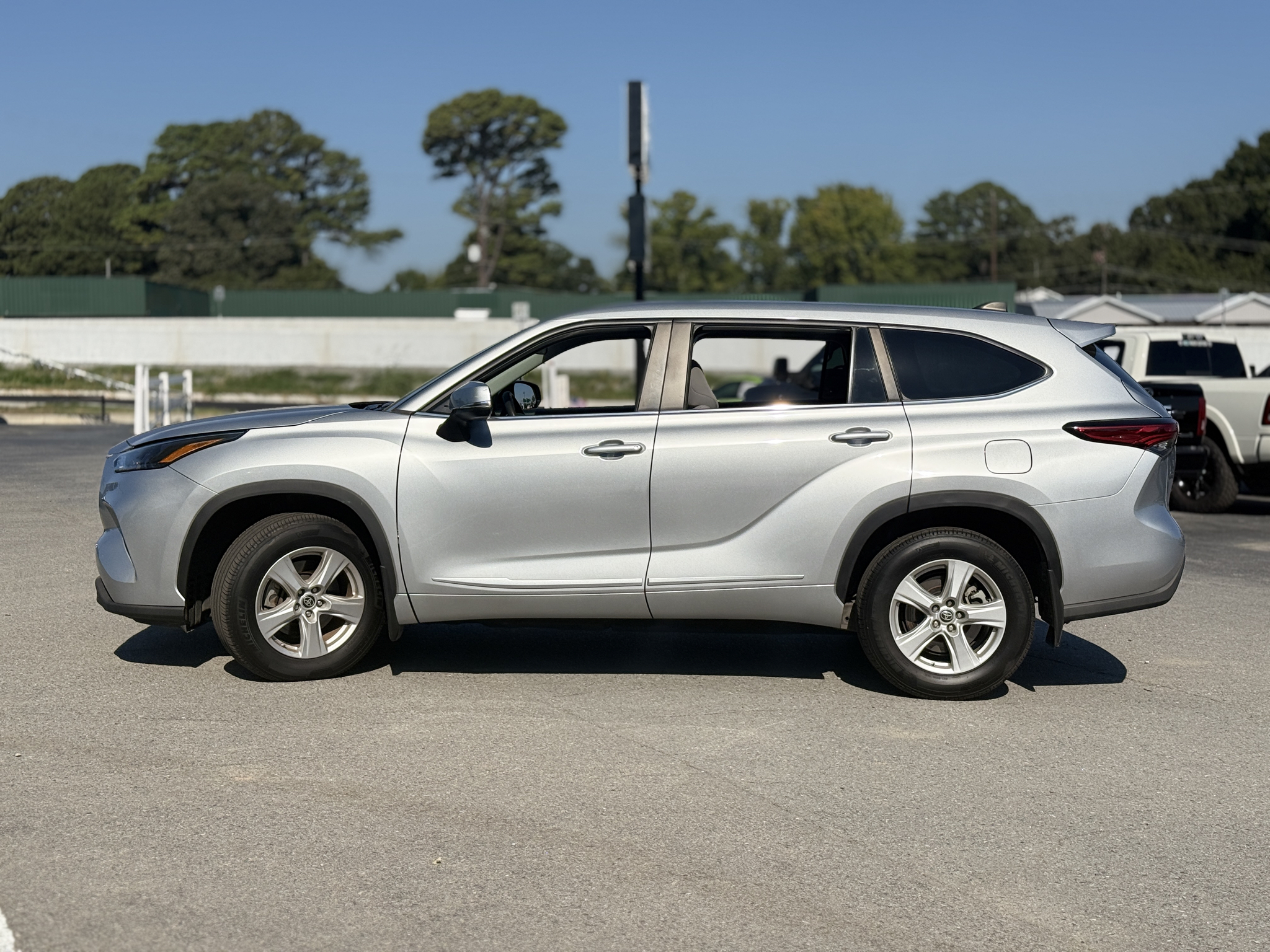 2023 Toyota Highlander L photo 4
