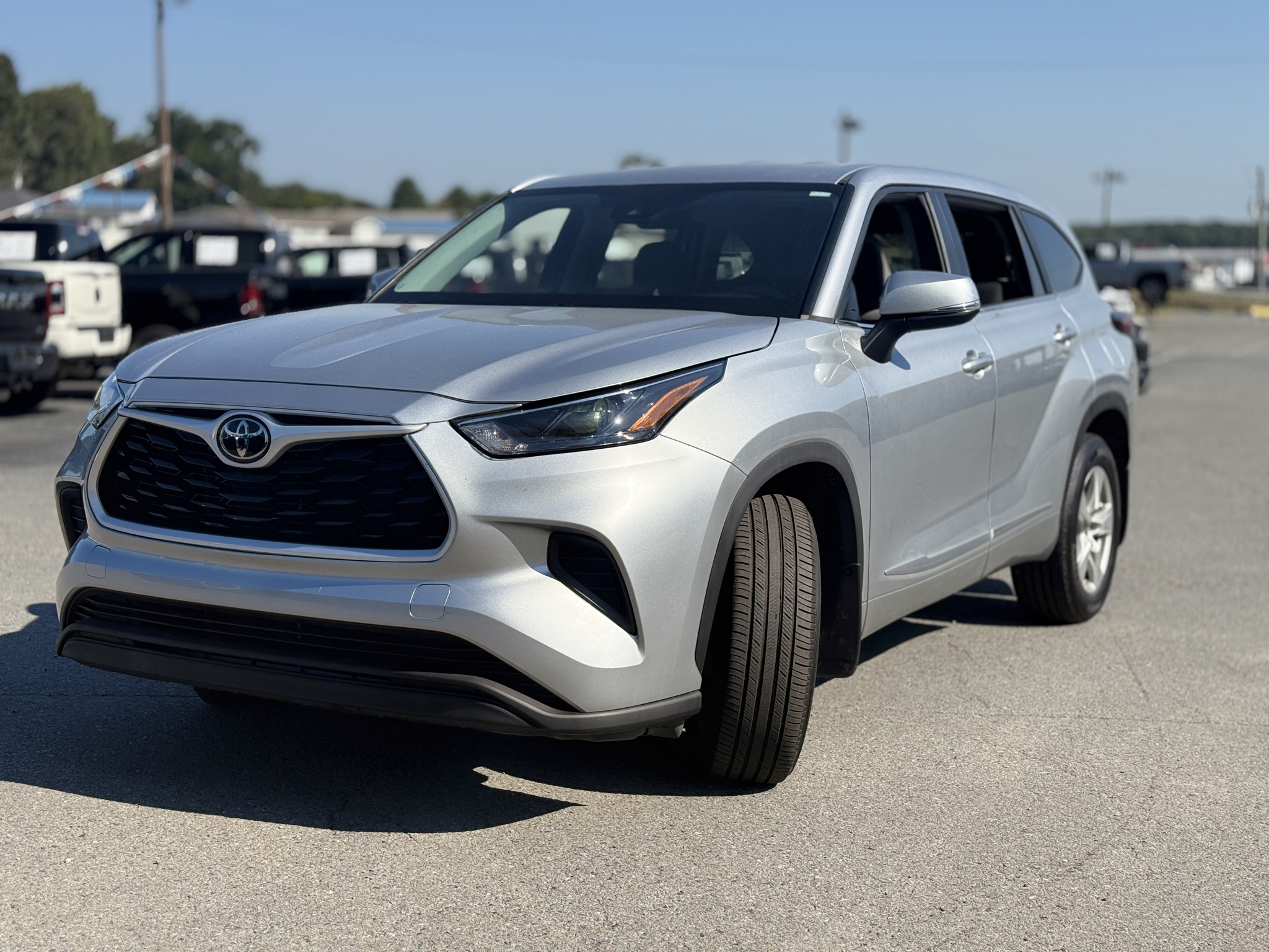 2023 Toyota Highlander L photo 3