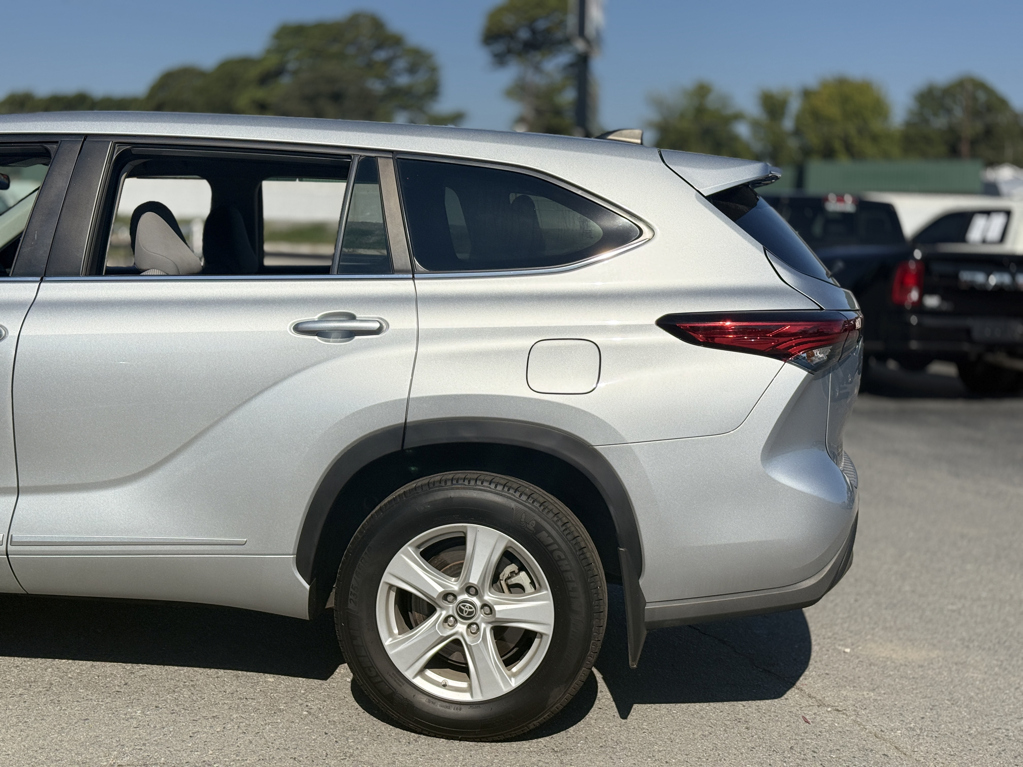 2023 Toyota Highlander L photo 6