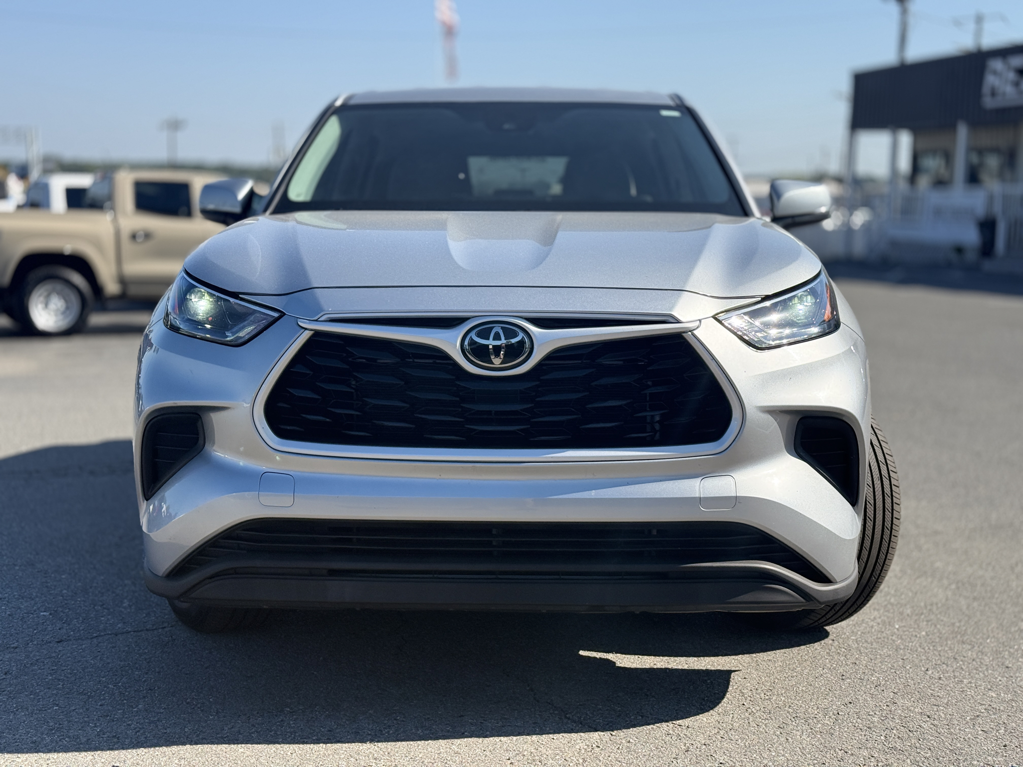 2023 Toyota Highlander L photo 2