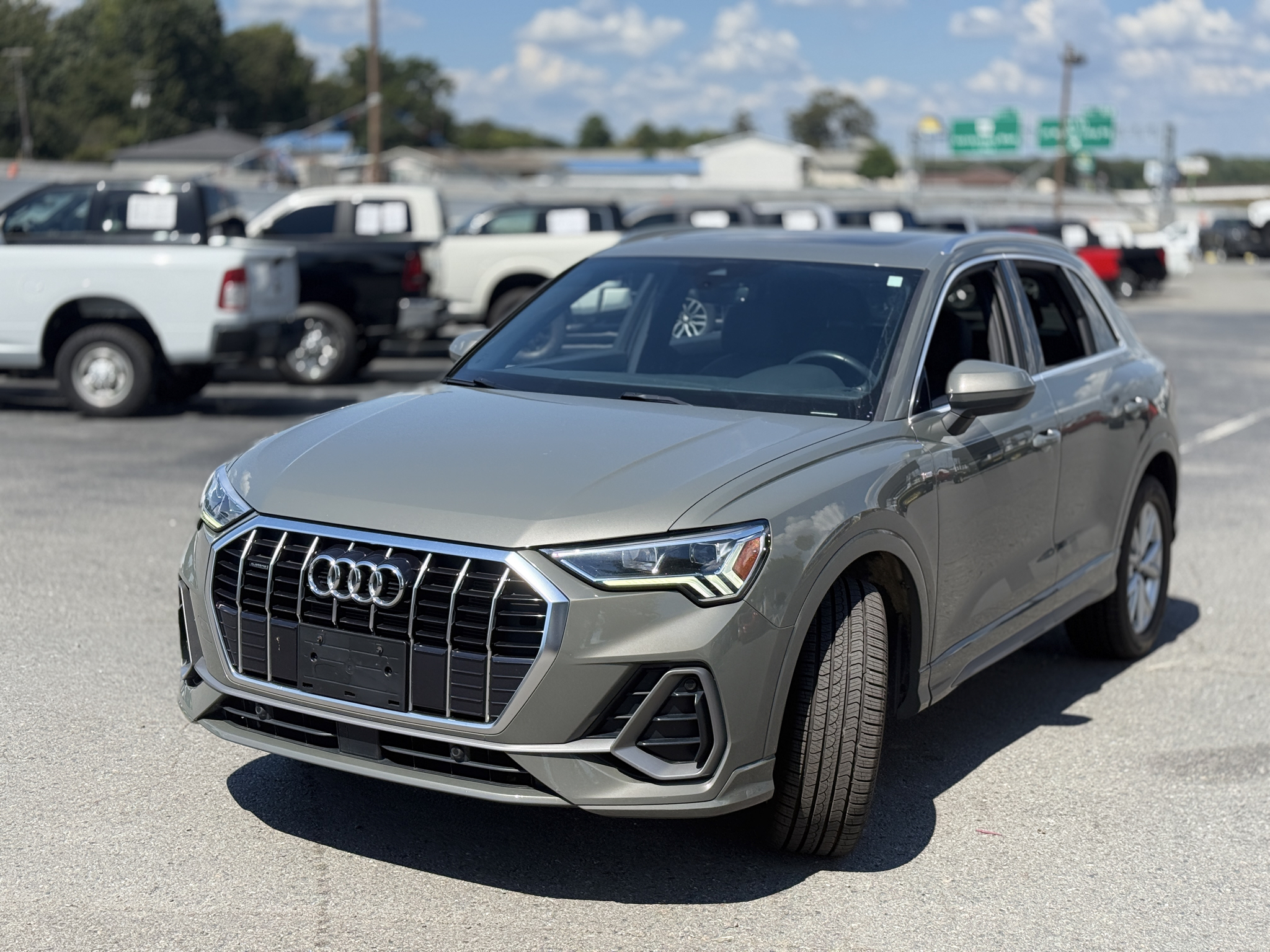 2023 Audi Q3 S line Premium photo 3