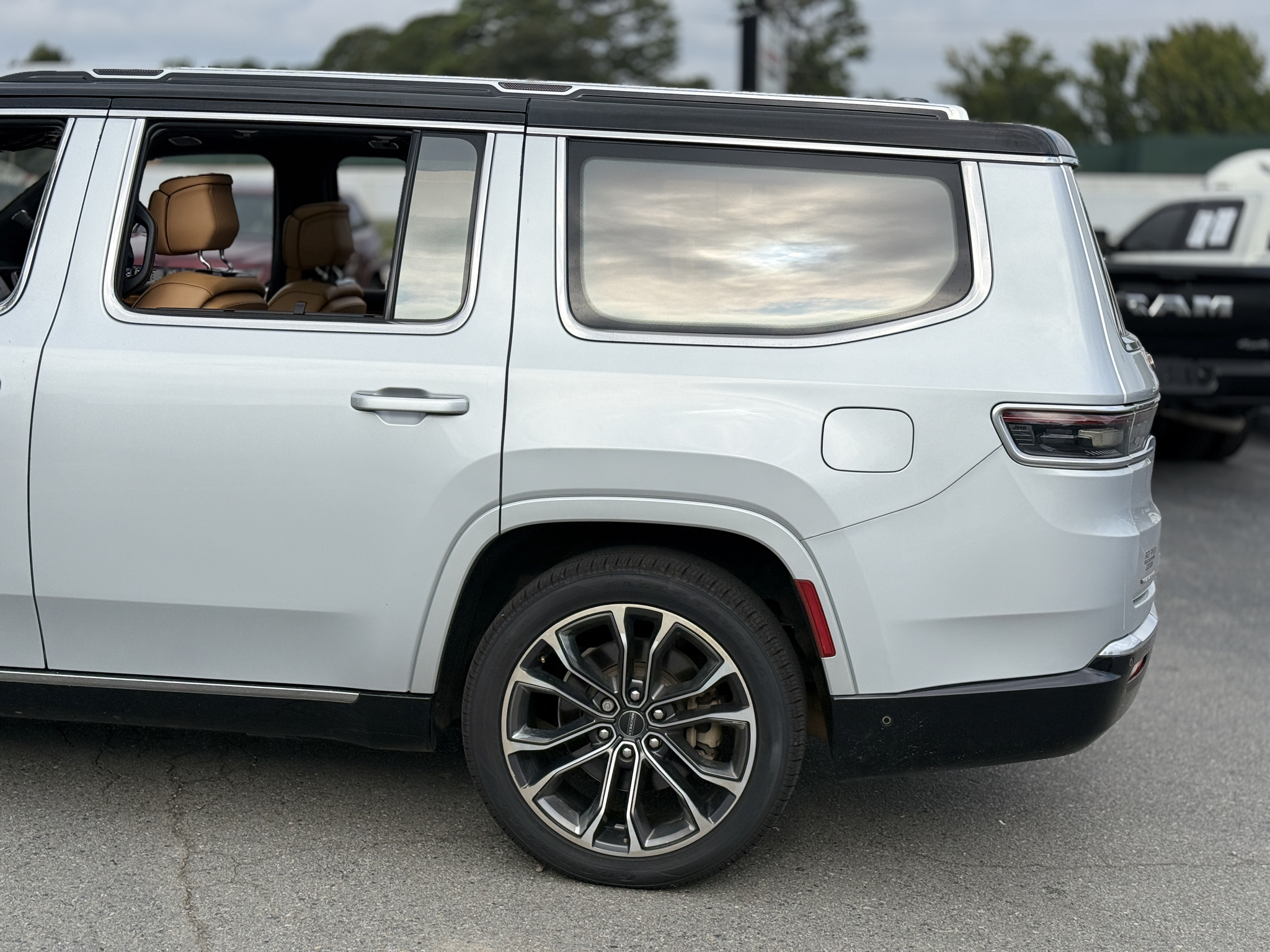 2022 Jeep Grand Wagoneer Series III photo 6