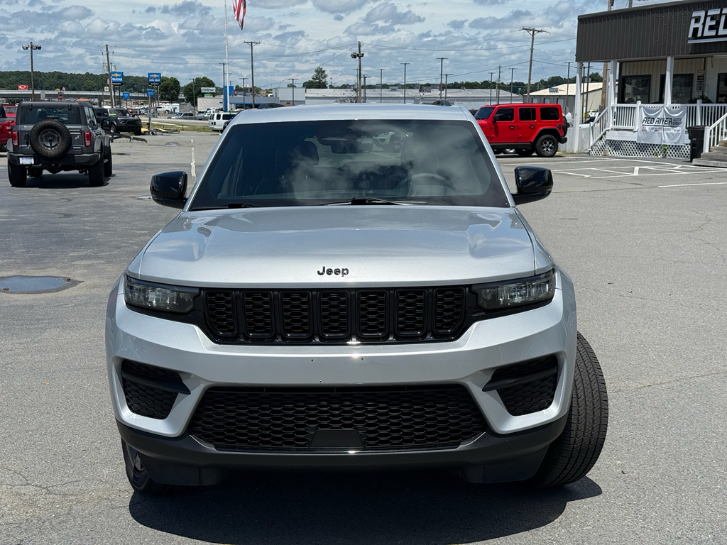 2025 Jeep Grand Cherokee Altitude photo 4