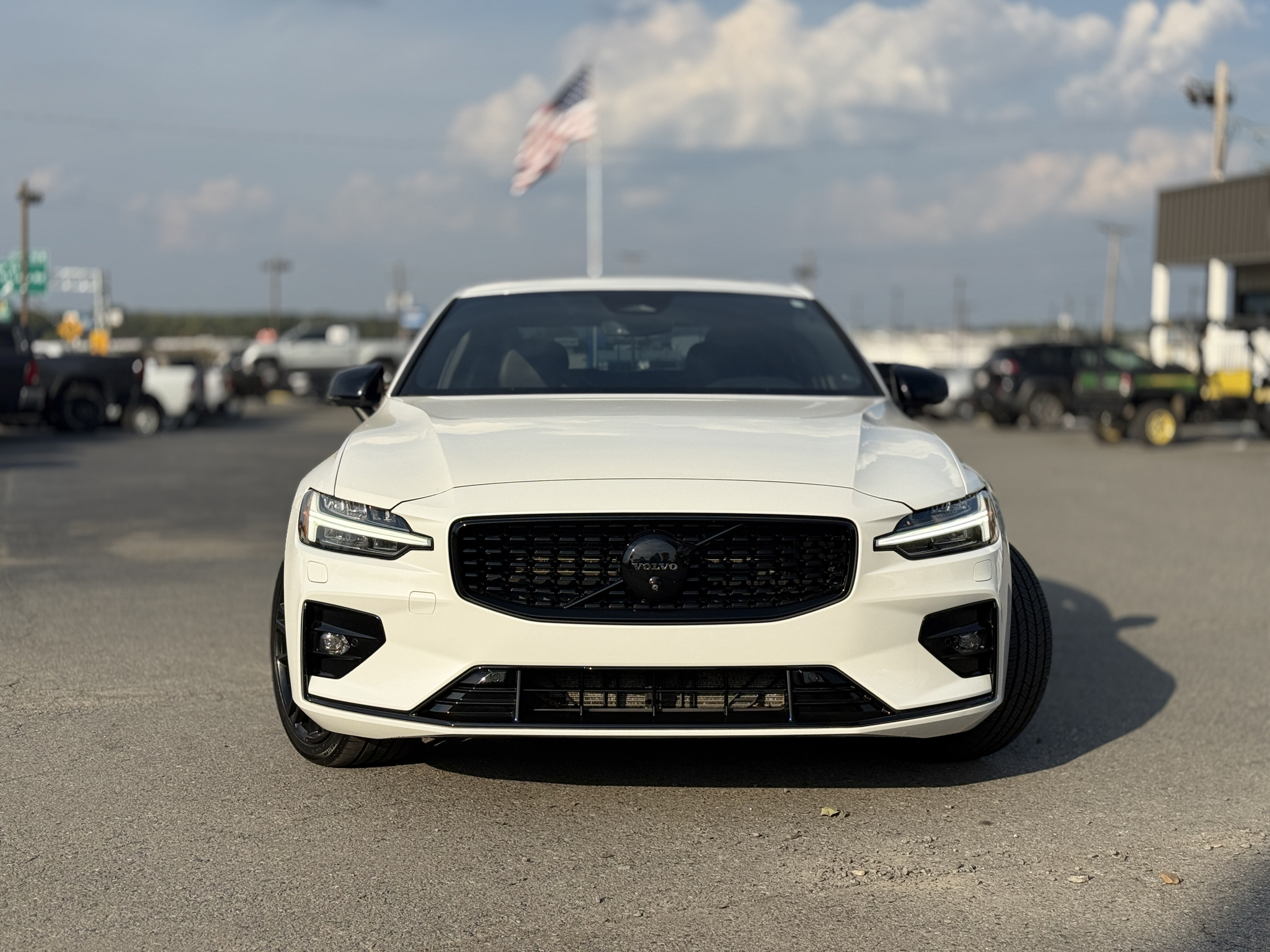 2024 Volvo S60 Plus Black Edition photo 2