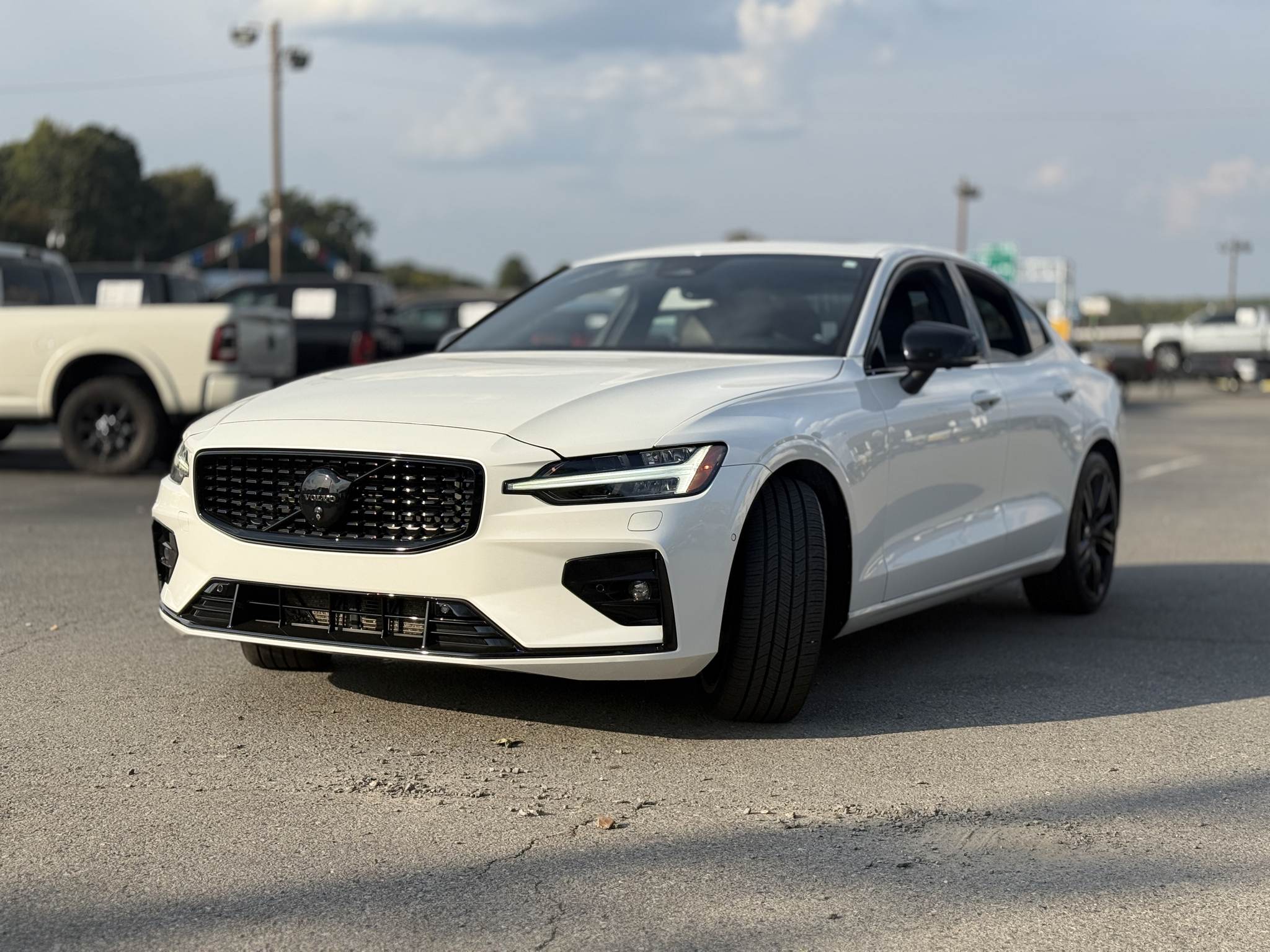 2024 Volvo S60 Plus Black Edition photo 3