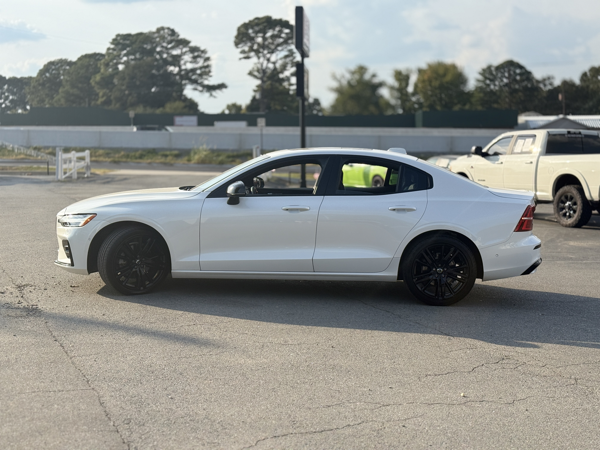 2024 Volvo S60 Plus Black Edition photo 4