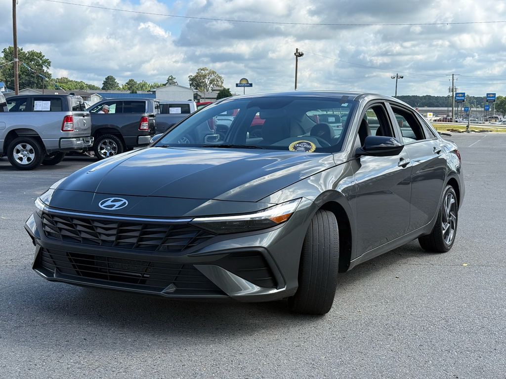 2025 Hyundai Elantra SEL Sport photo 3