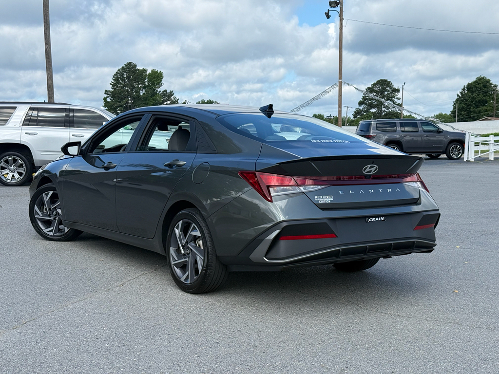 2025 Hyundai Elantra SEL Sport photo 5