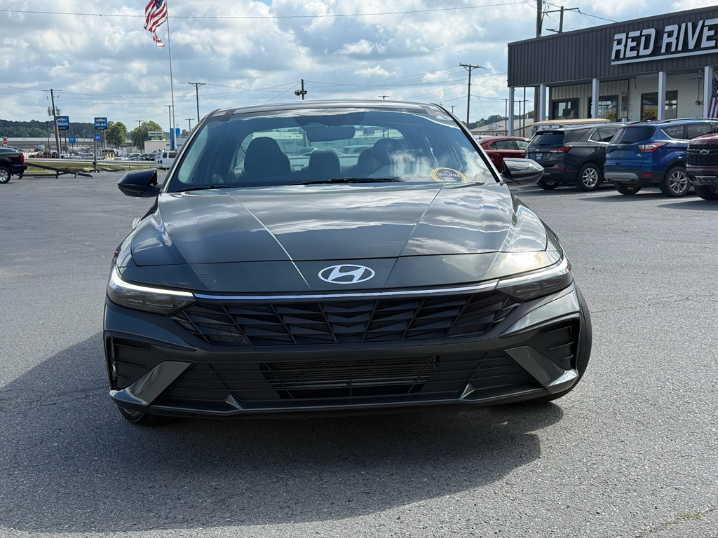 2025 Hyundai Elantra SEL Sport photo 2