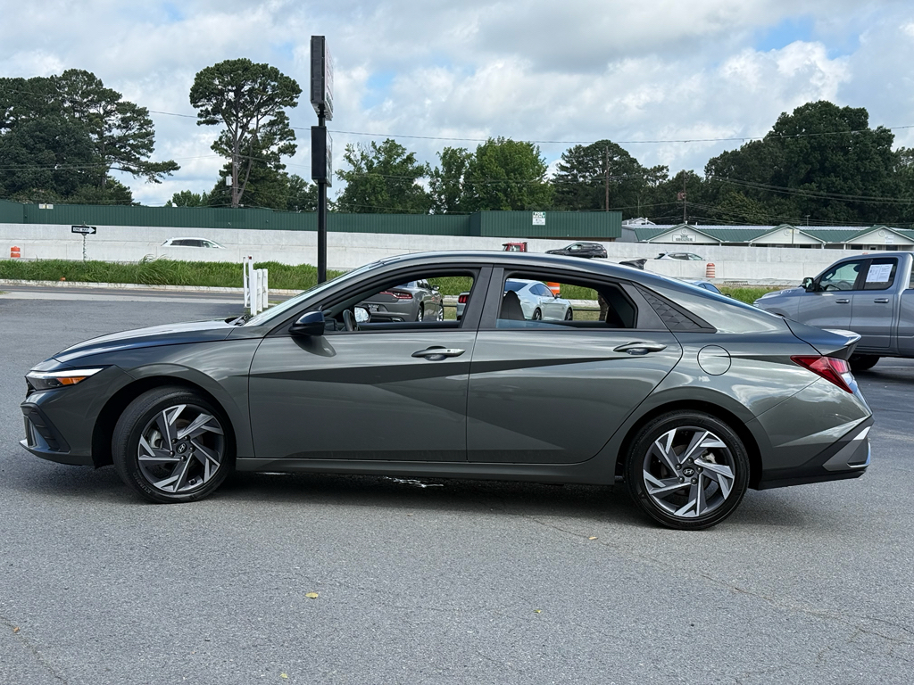 2025 Hyundai Elantra SEL Sport photo 4