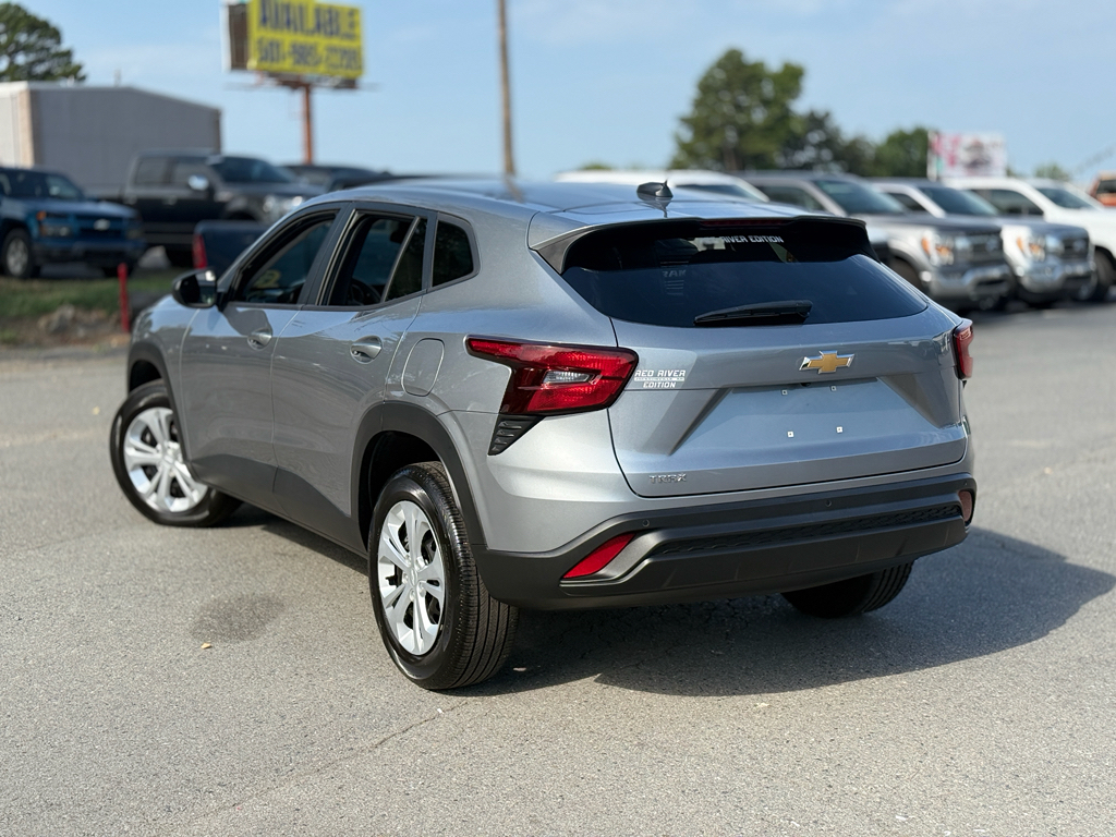 2025 Chevrolet Trax LS photo 5