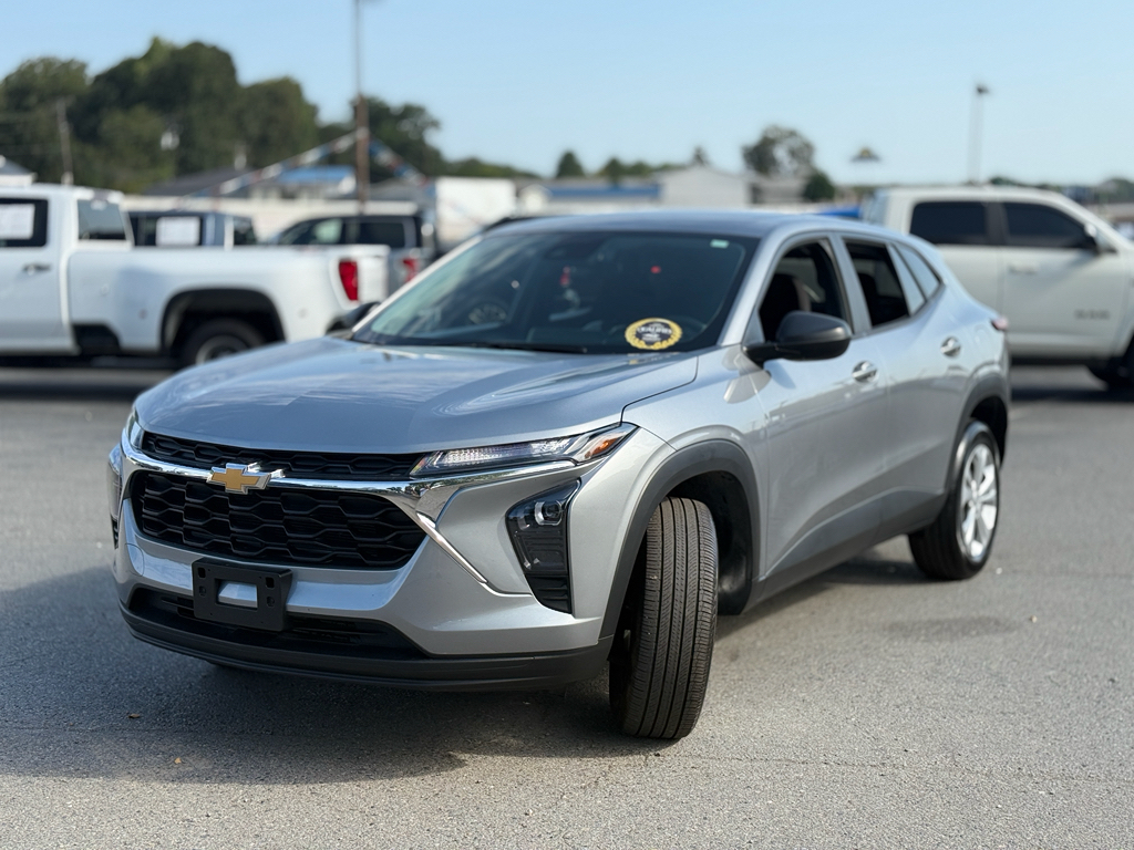 2025 Chevrolet Trax LS photo 3