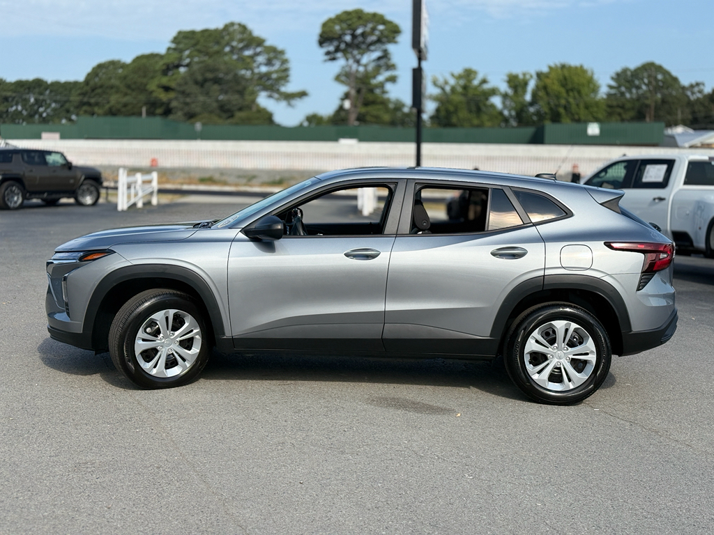 2025 Chevrolet Trax LS photo 4