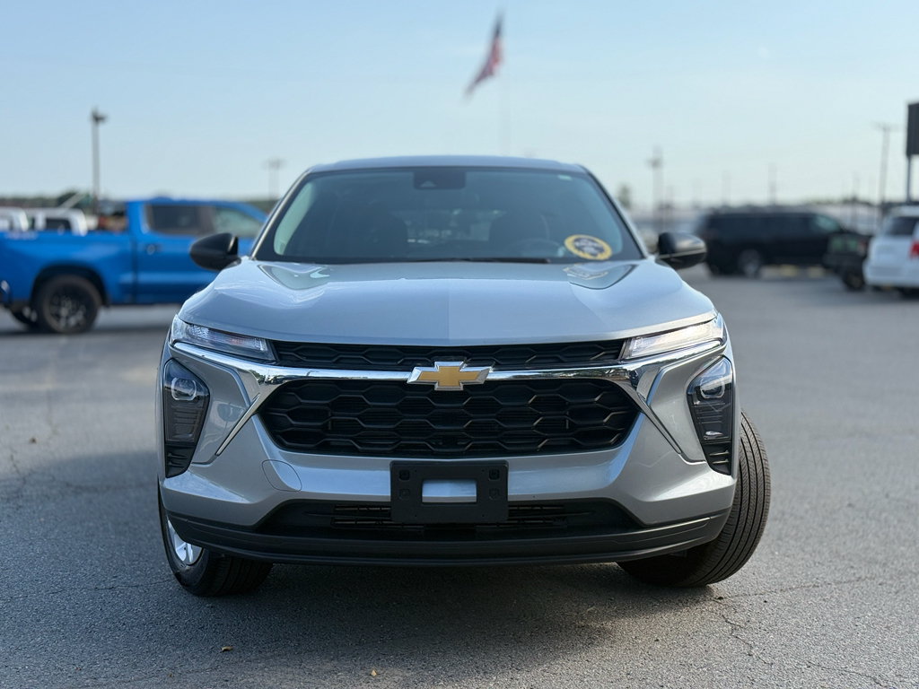 2025 Chevrolet Trax LS photo 2