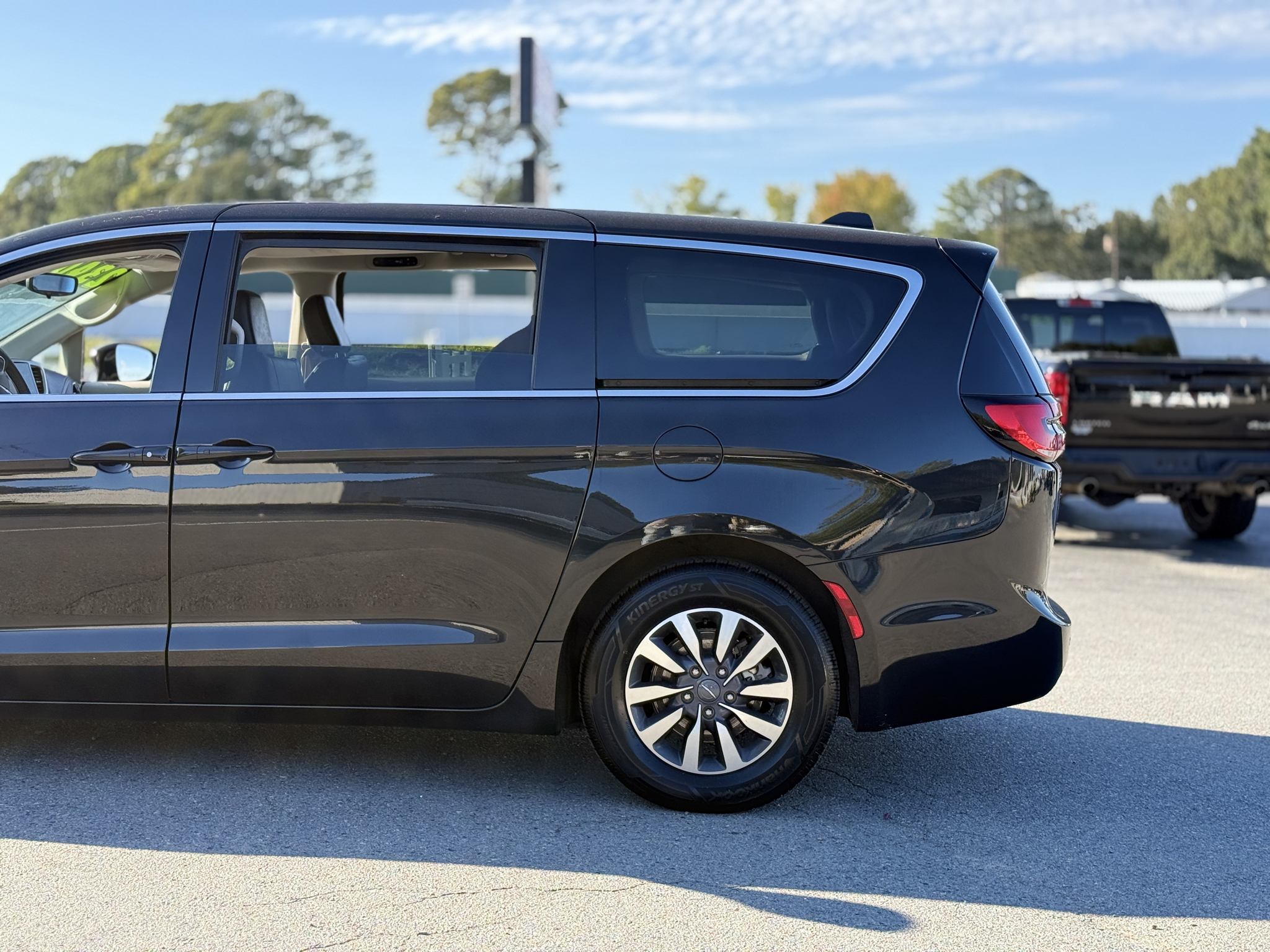 2024 Chrysler Pacifica Hybrid Select photo 6
