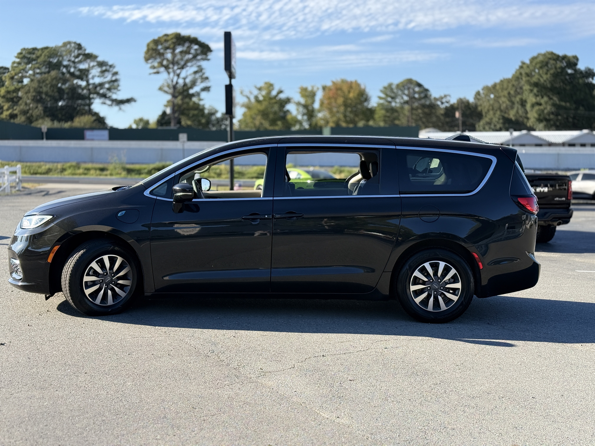 2024 Chrysler Pacifica Hybrid Select photo 4