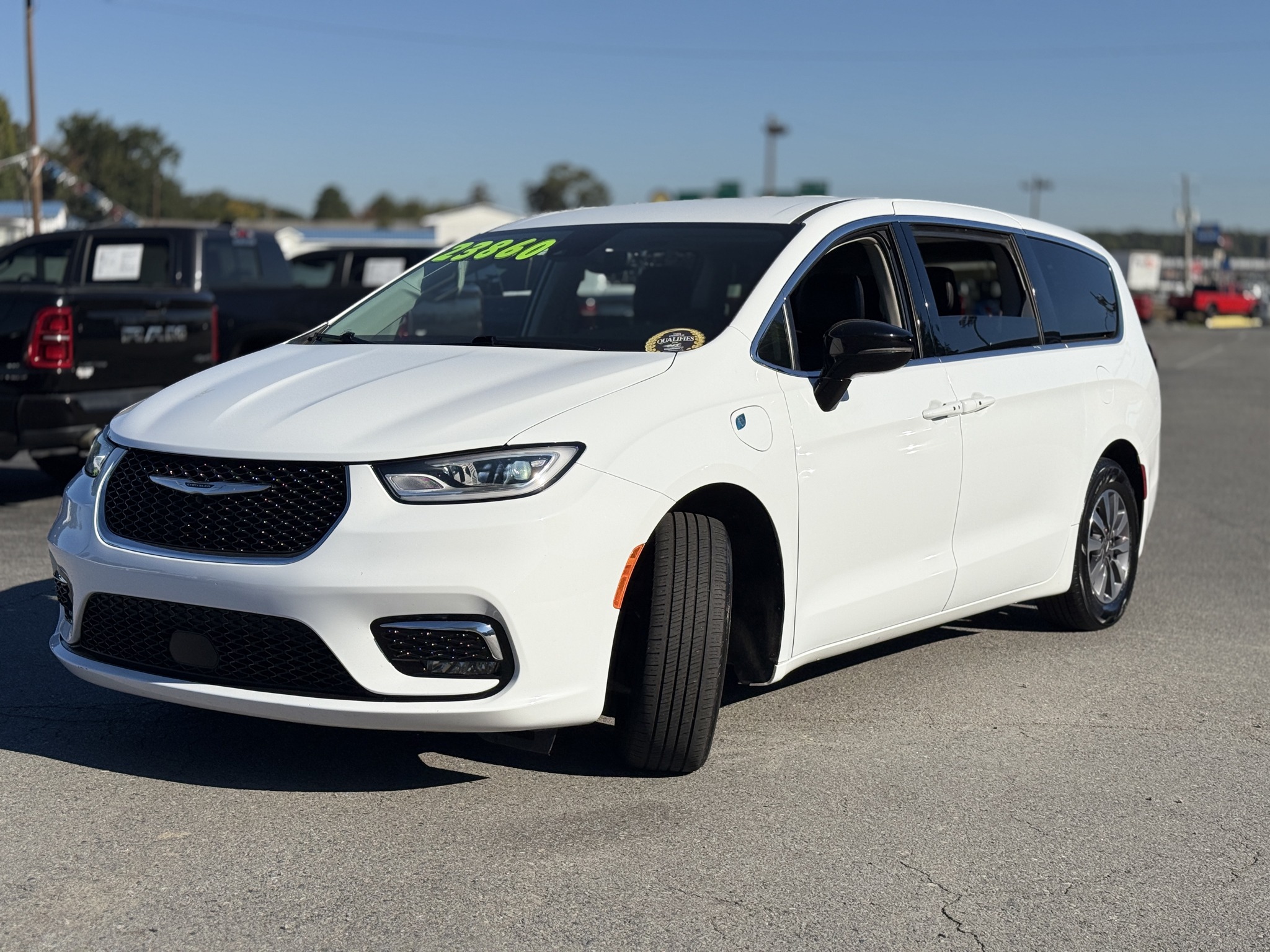 2024 Chrysler Pacifica Hybrid Select photo 3