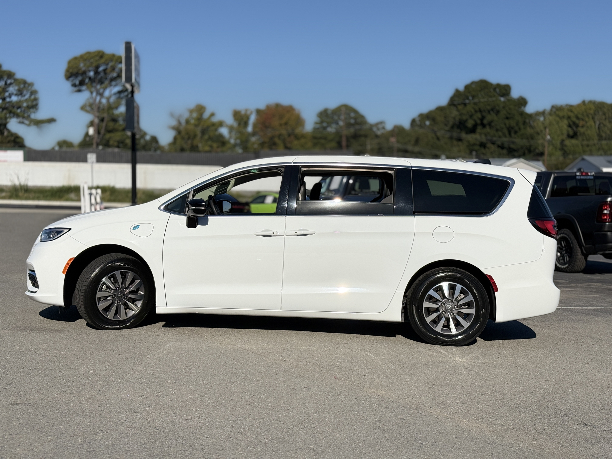 2024 Chrysler Pacifica Hybrid Select photo 4